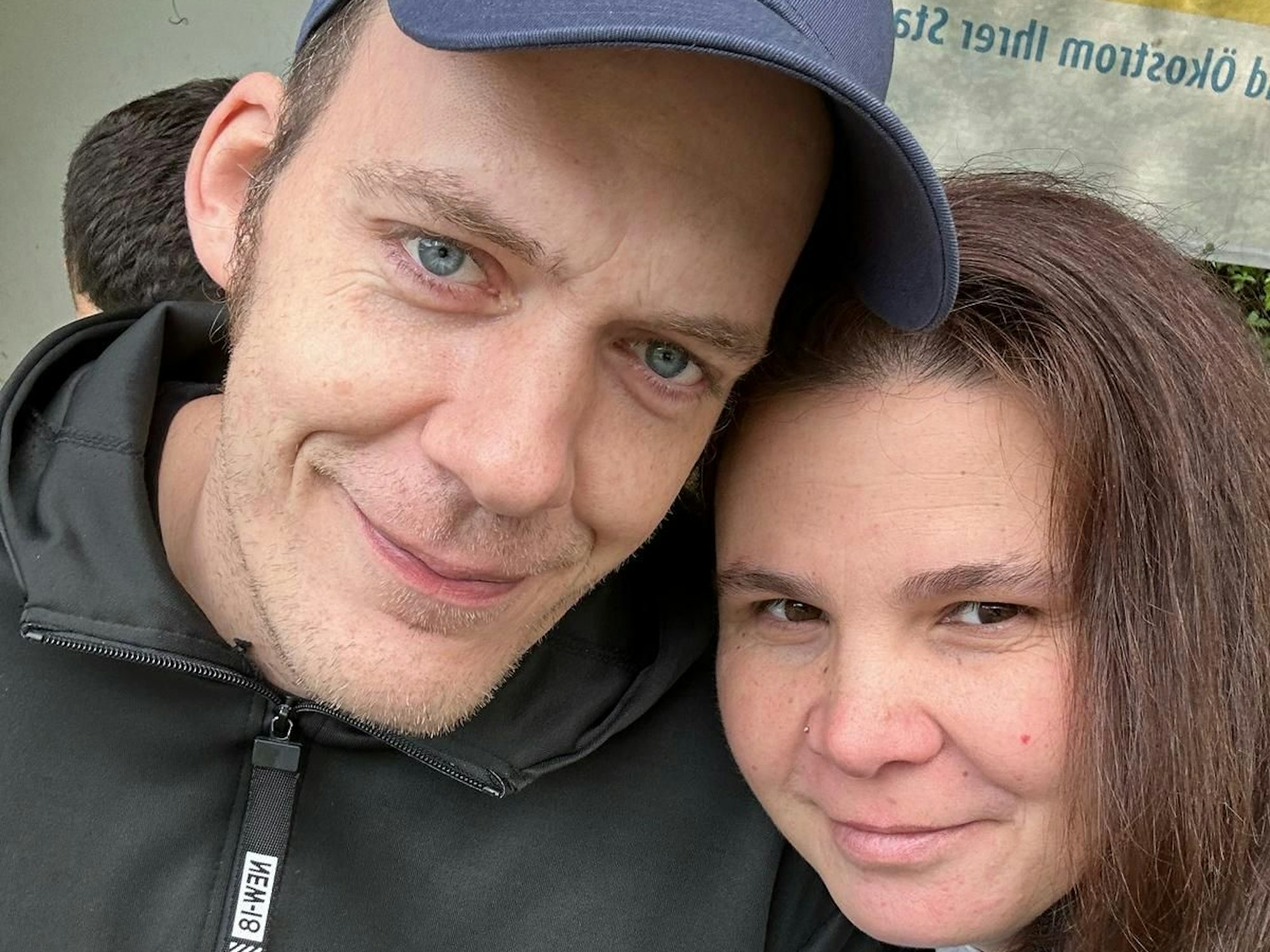 Ein Mann und eine Frau schauen in die Kamera. Die linke Person ist Kristian. Er ist mit 36 Jahren an verstorben.