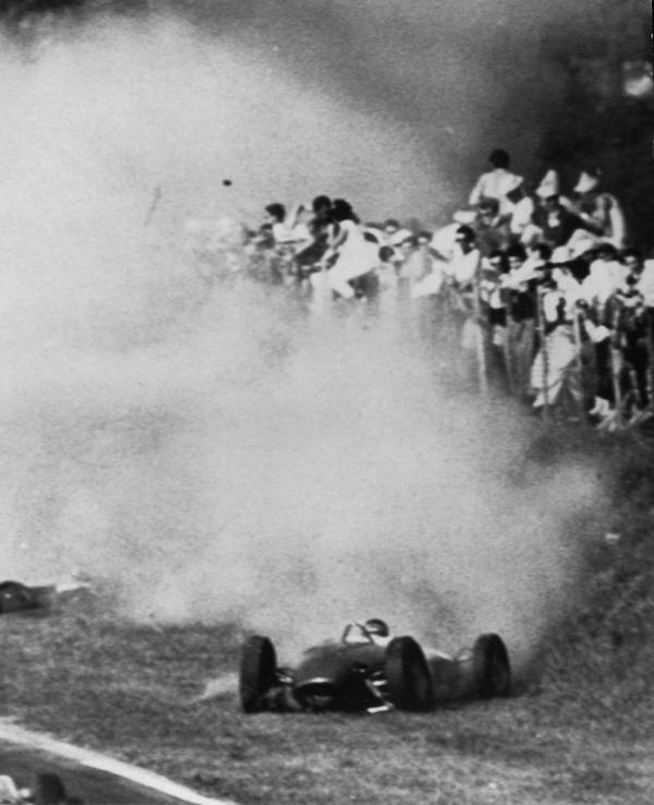Dichter Qualm liegt nach der Kollisions-Tragödie vom 10. September 1961 über der Unglücksstätte von Monza. Rennfahrer Wolfgang Graf Berghe von Trips kam dabei ums Leben.