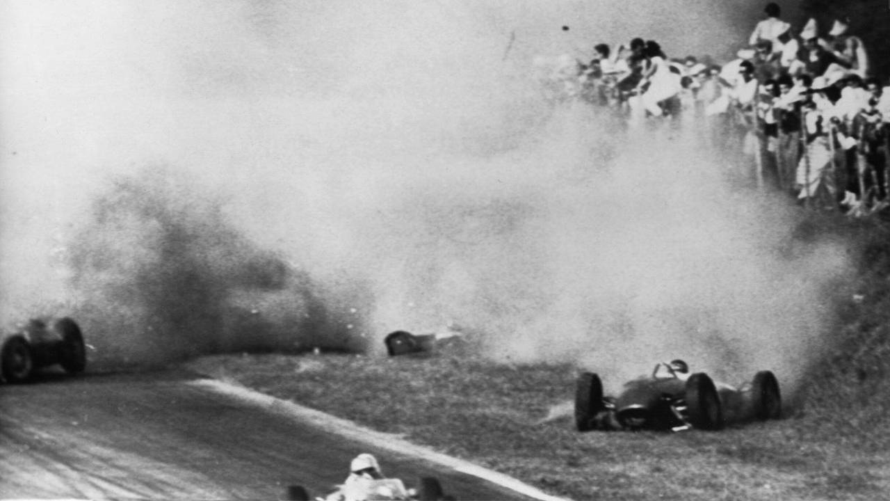 Dichter Qualm liegt nach der Kollisions-Tragödie vom 10. September 1961 über der Unglücksstätte von Monza. Rennfahrer Wolfgang Graf Berghe von Trips kam dabei ums Leben.