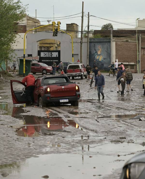 Bei den Überschwemmungen in der argentinischen Stadt Bahía Blanca sind mindestens zwölf Menschen gestorben.