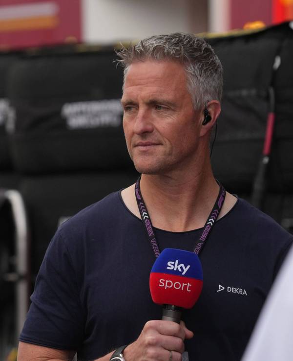 Ralf Schumacher mit einem Mikrofon in der Hand.