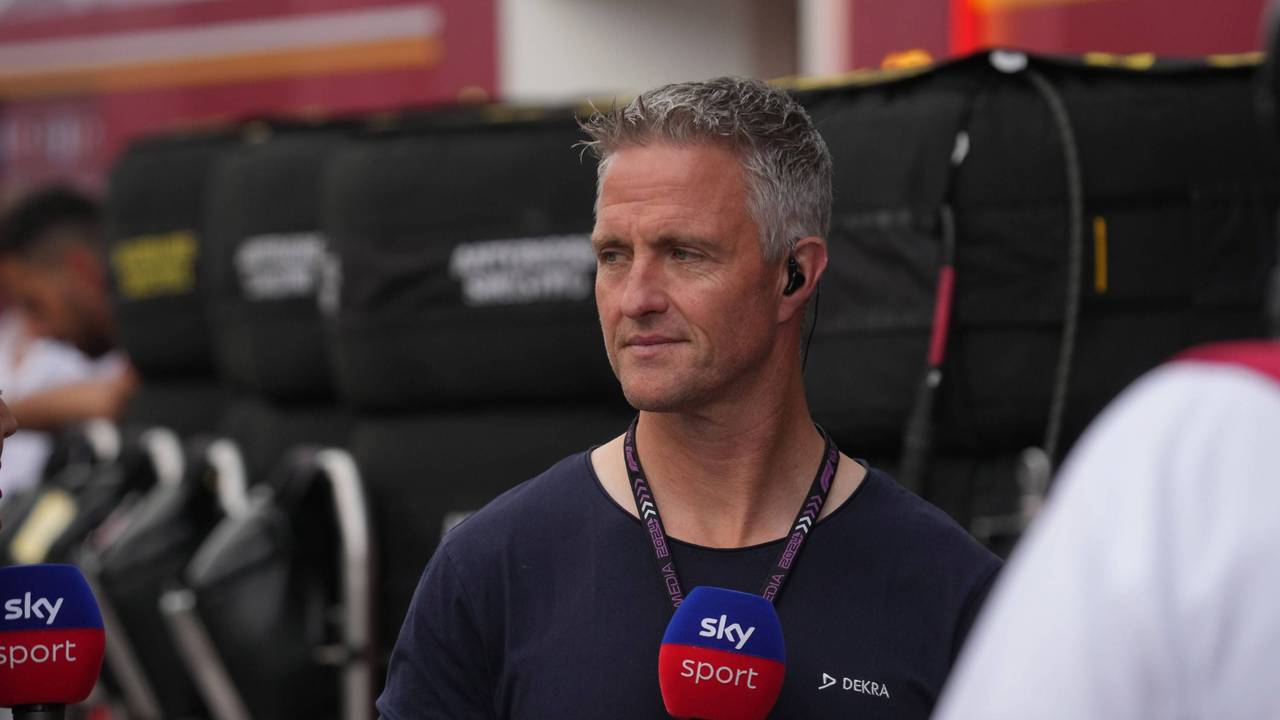 Ralf Schumacher mit einem Mikrofon in der Hand.