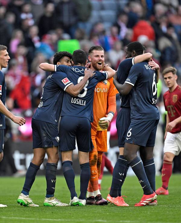 Timo Horn jubelt mit seinen Mitspielern über den 3:2-Auswärtssieg beim FC Bayern München.