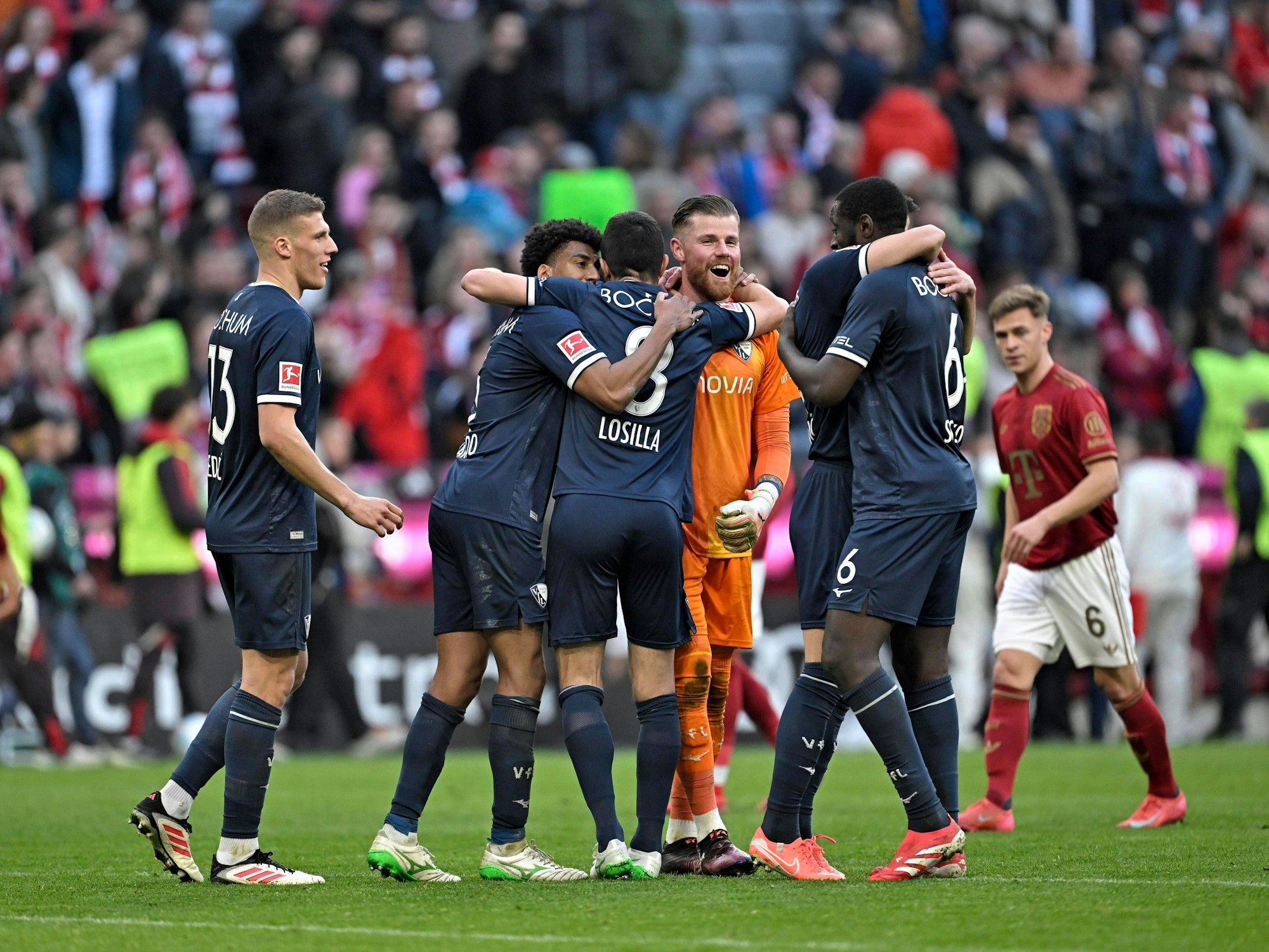 Timo Horn jubelt mit seinen Mitspielern über den 3:2-Auswärtssieg beim FC Bayern München.