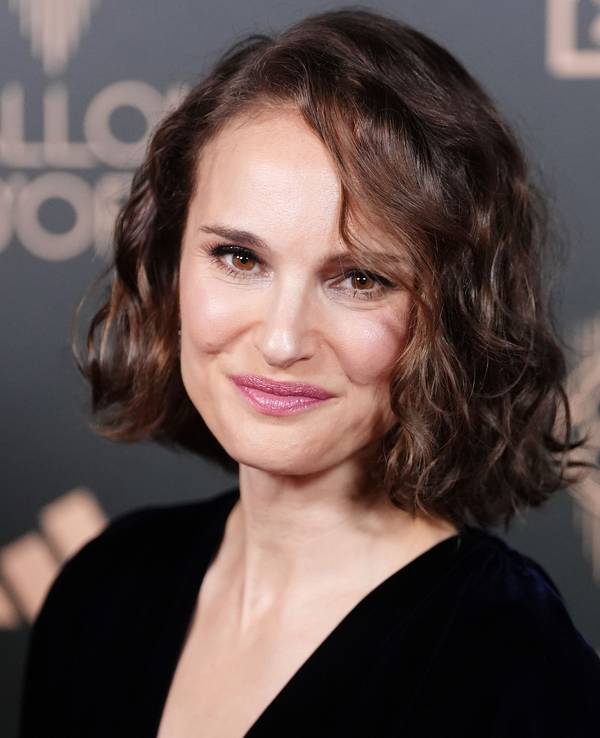 Schauspielerin Natalie Portman auf dem roten Teppich vor der Verleihung des Ballon d'Or 2024 im Theatre du Chatelet. +++ dpa-Bildfunk +++
