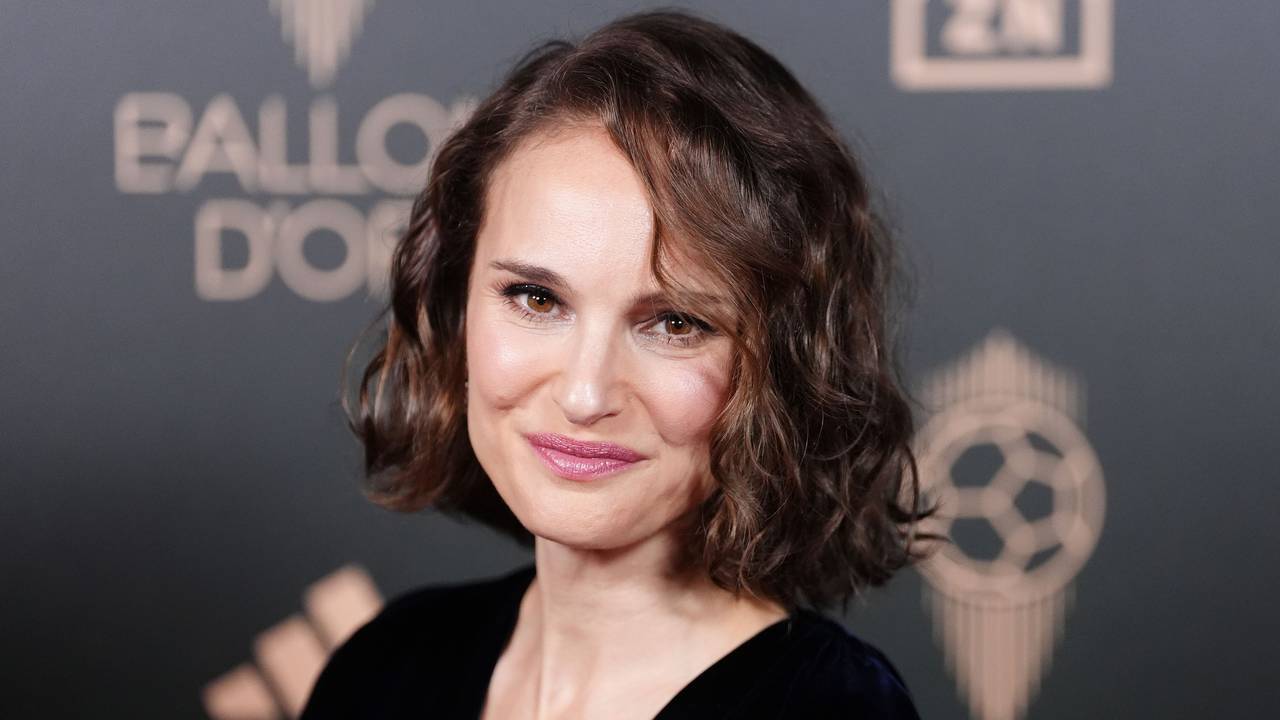 Schauspielerin Natalie Portman auf dem roten Teppich vor der Verleihung des Ballon d'Or 2024 im Theatre du Chatelet. +++ dpa-Bildfunk +++