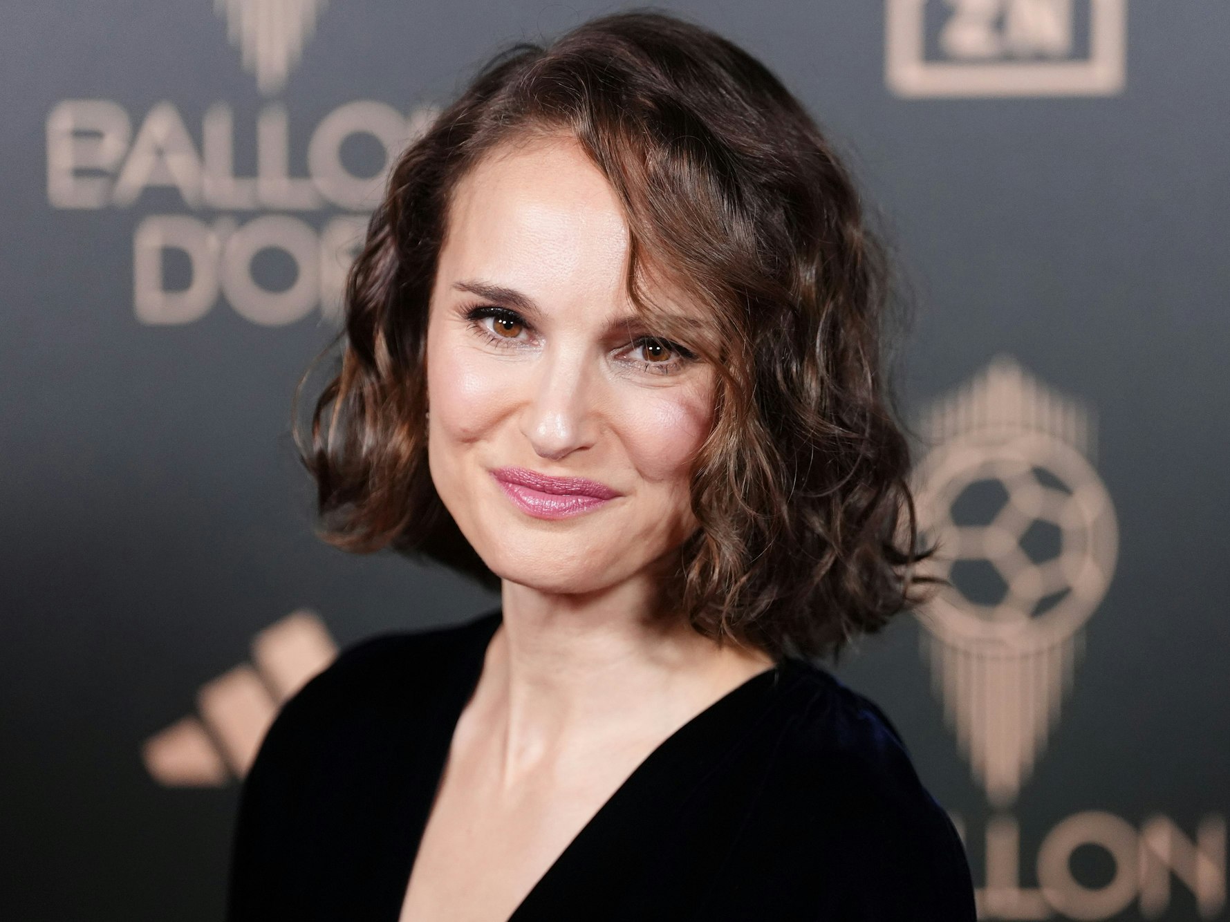 Schauspielerin Natalie Portman auf dem roten Teppich vor der Verleihung des Ballon d'Or 2024 im Theatre du Chatelet. +++ dpa-Bildfunk +++