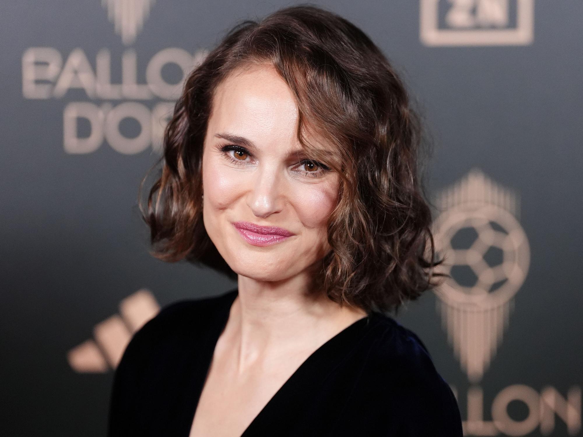 Schauspielerin Natalie Portman auf dem roten Teppich vor der Verleihung des Ballon d'Or 2024 im Theatre du Chatelet. +++ dpa-Bildfunk +++