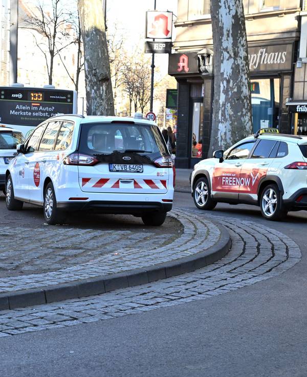 Fahrzeuge der KVB stehen auf dem Kreisverkehr am Chlodwigplatz.