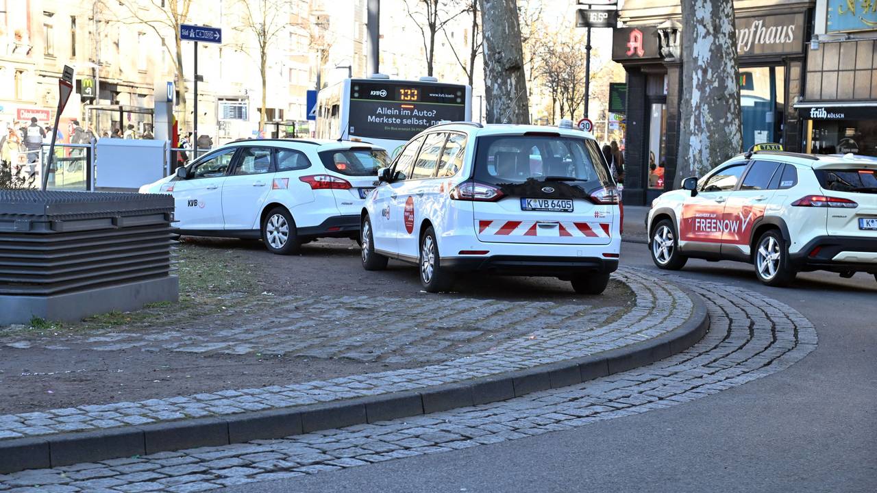 Fahrzeuge der KVB stehen auf dem Kreisverkehr am Chlodwigplatz.