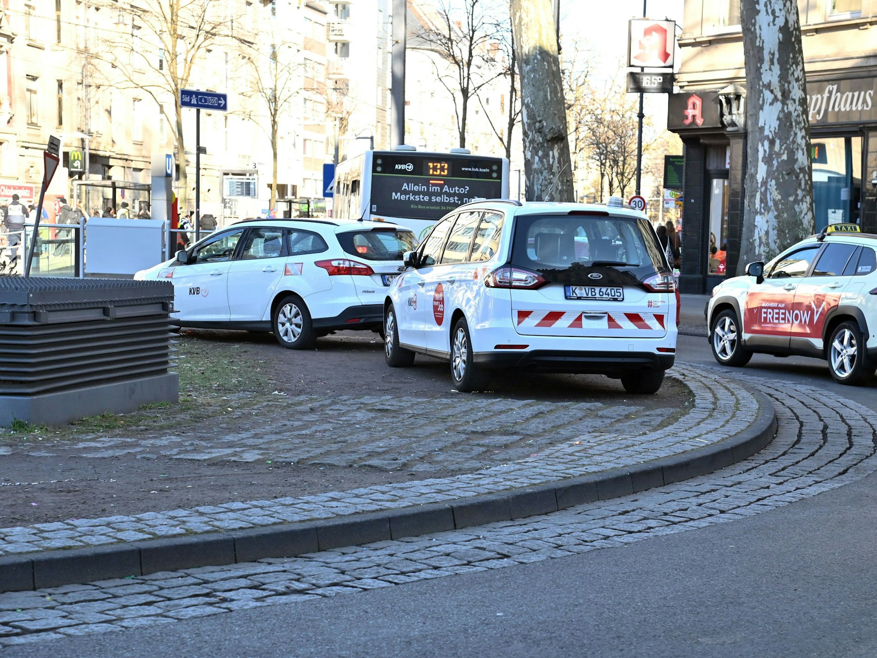 Fahrzeuge der KVB stehen auf dem Kreisverkehr am Chlodwigplatz.