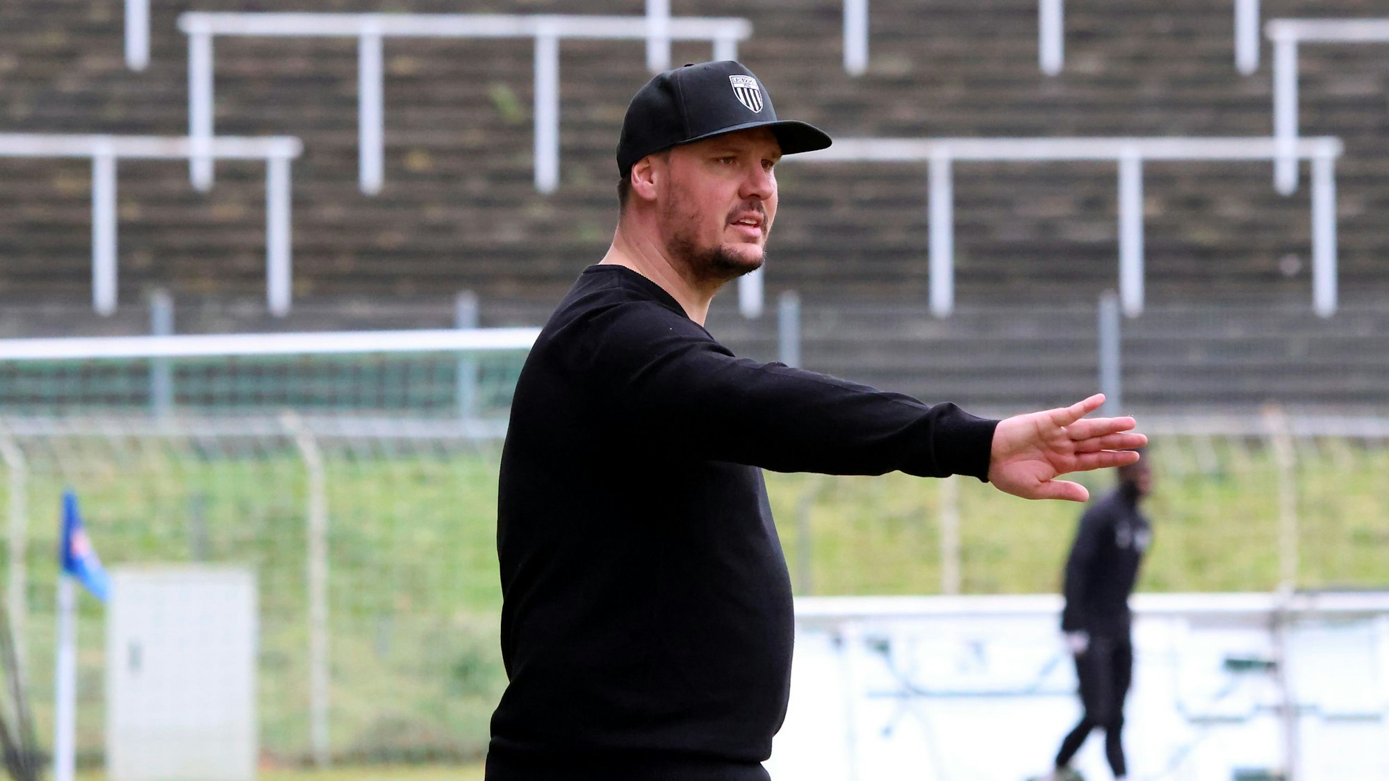 Christopher Schorch beim Bocholt-Spiel in Uerdingen am Spielfeldrand.