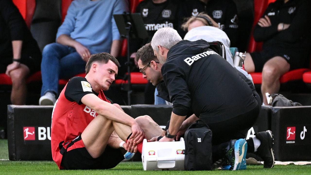 Florian Wirtz wird von den Mannschaftsärzten von Bayer Leverkusen behandelt.