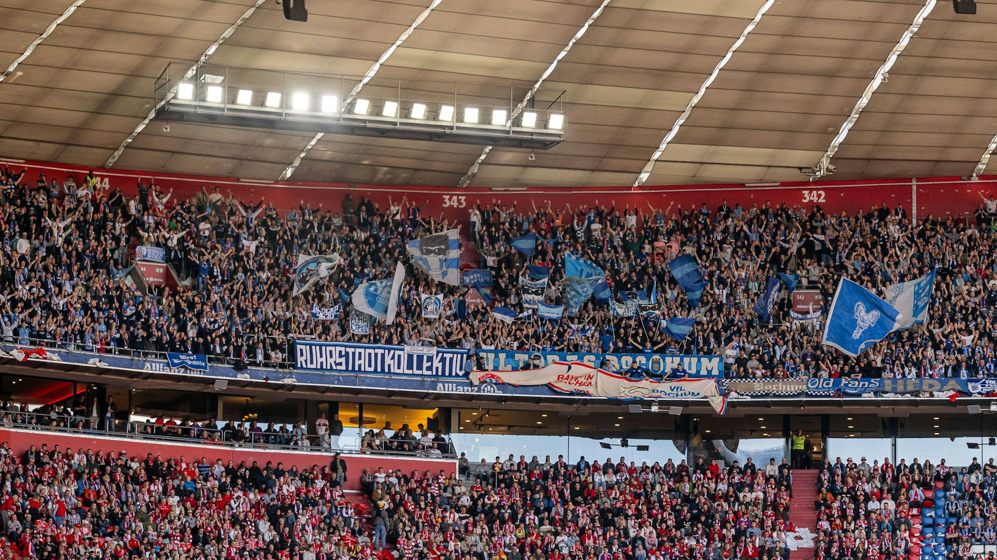 Der Gästeblock in der Allianz-Arena beim Spiel des FC Bayern gegen den VfL Bochum am Samstag (8. März 2025).