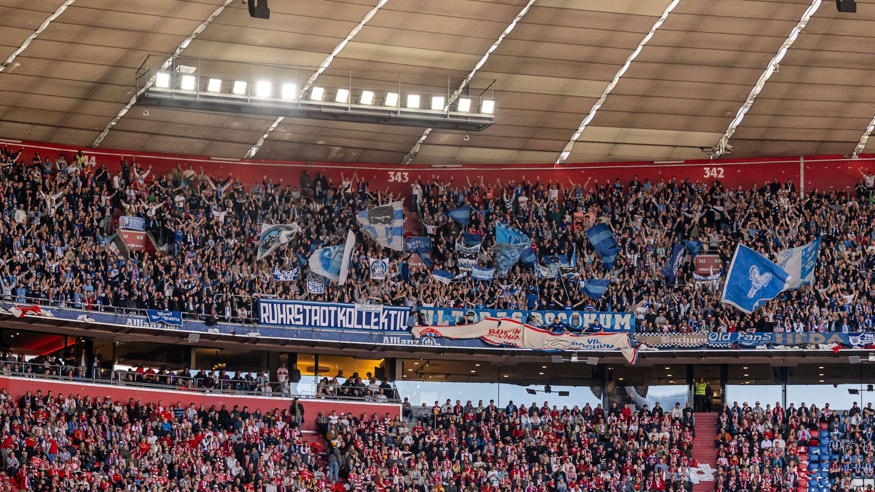 Der Gästeblock in der Allianz-Arena beim Spiel des FC Bayern gegen den VfL Bochum am Samstag (8. März 2025).