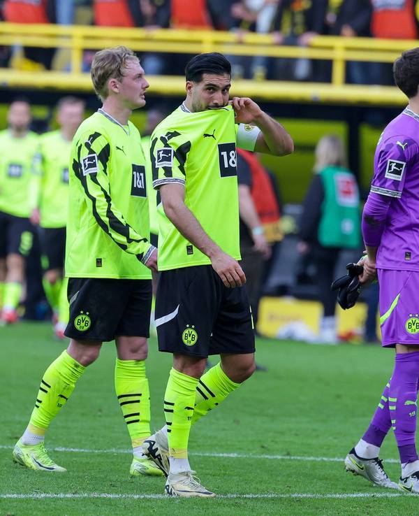 Julian Brandt, Emre Can und Gregor Kobel laufen nach der Heimpleite gegen den FC Augsburg enttäuscht über den Rasen.