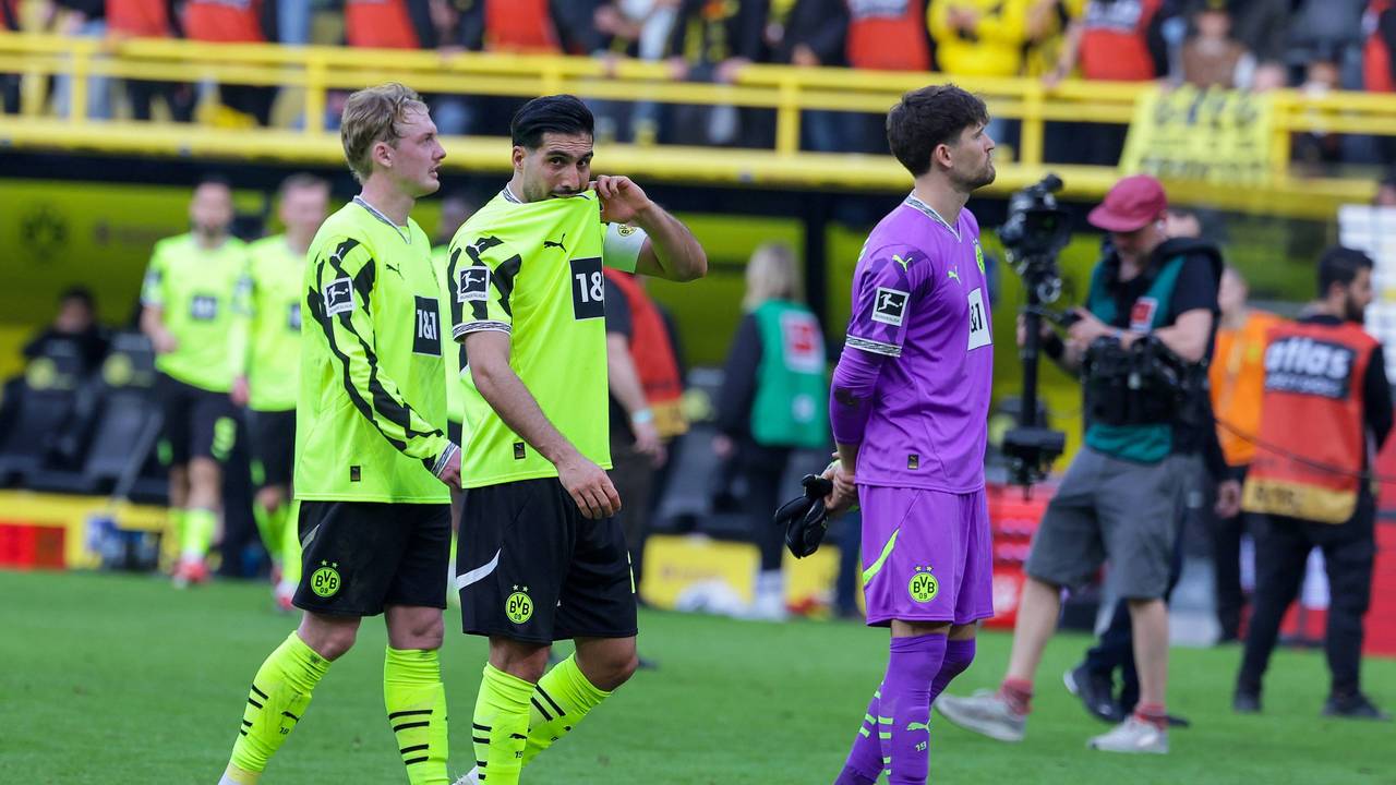 Julian Brandt, Emre Can und Gregor Kobel laufen nach der Heimpleite gegen den FC Augsburg enttäuscht über den Rasen.