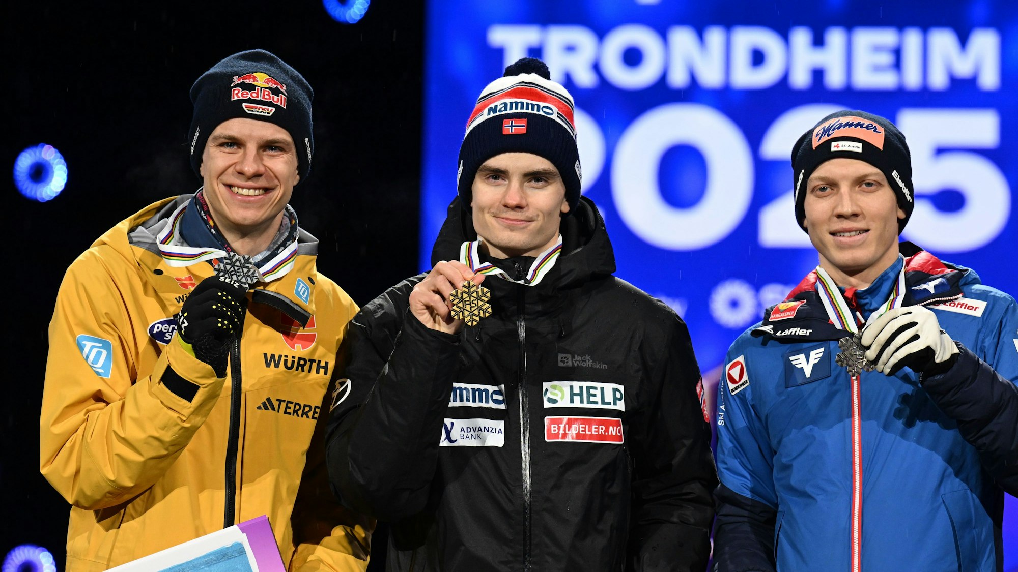 Andreas Wellinger (Silber, l-r) aus Deutschland, Marius Lindvik (Gold) aus Norwegen und Jan Hörl (Bronze) aus Österreich zeigen ihre Medaillen.