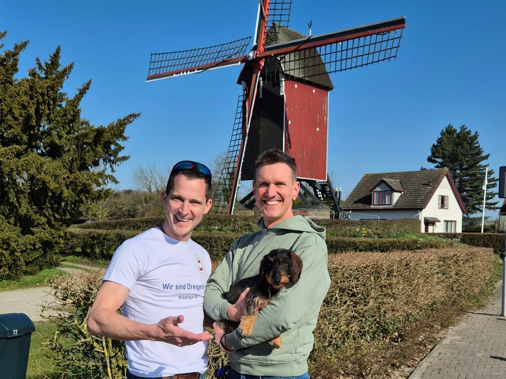 Hendrik und Frank Ermen mit Dackel Alma in den Niederlanden.