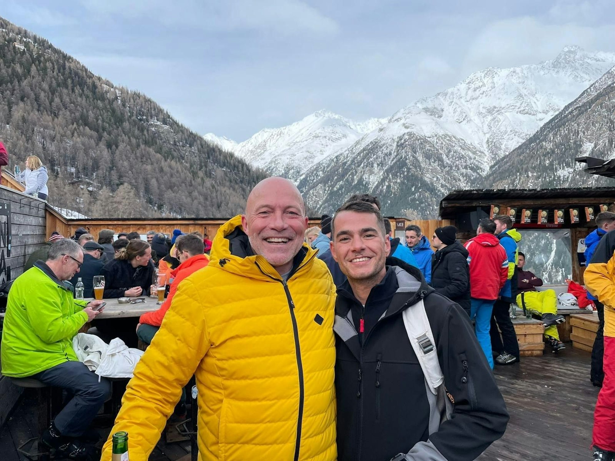 René Klöver mit Ehemann Kevin im Skigebiet.