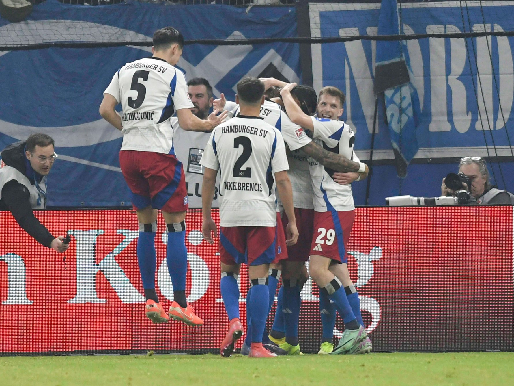 Die Spieler des Hamburger SV jubeln über das Tor zum 3:1.