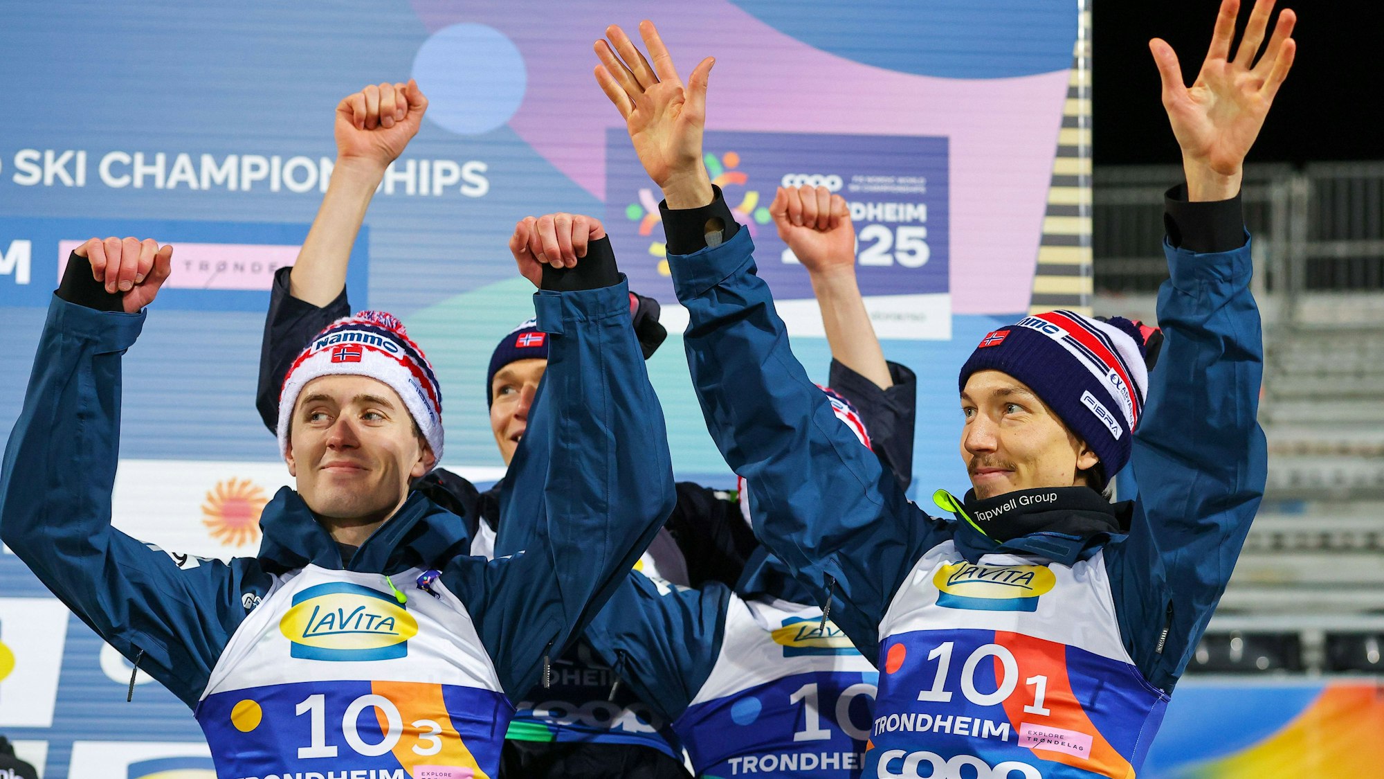 Das norwegische Skisprungteam jubelt bei der Siegerehrung zum Teamwettbewerb.