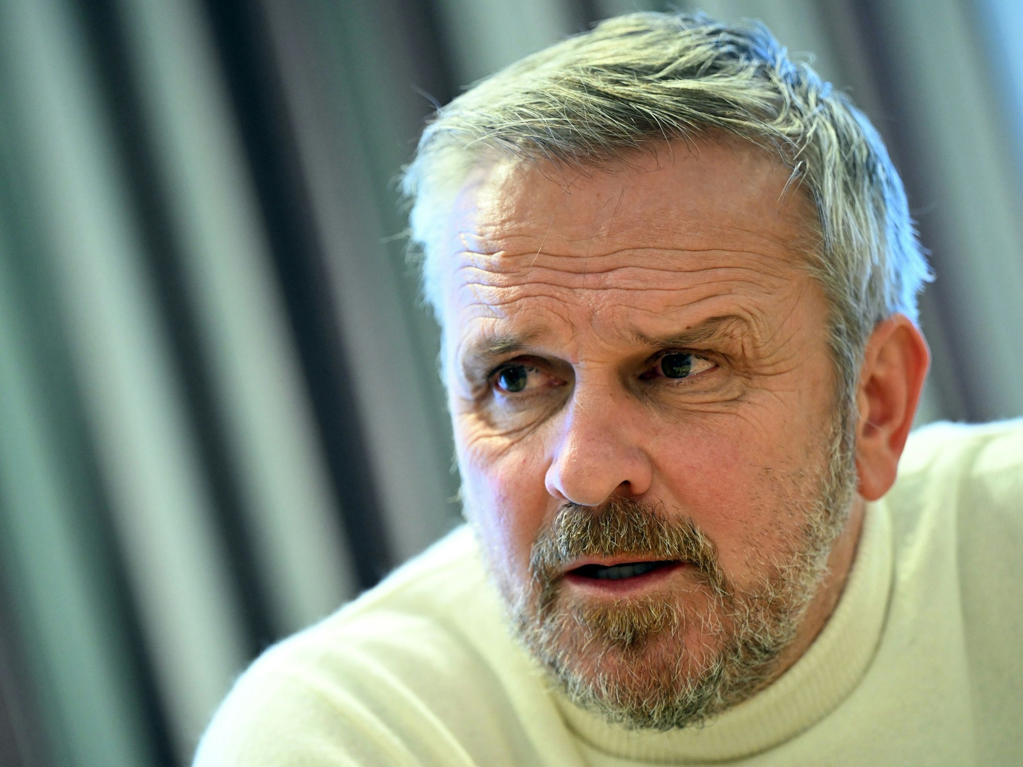 TV-Experte Didi Hamann spricht zu Journalisten.