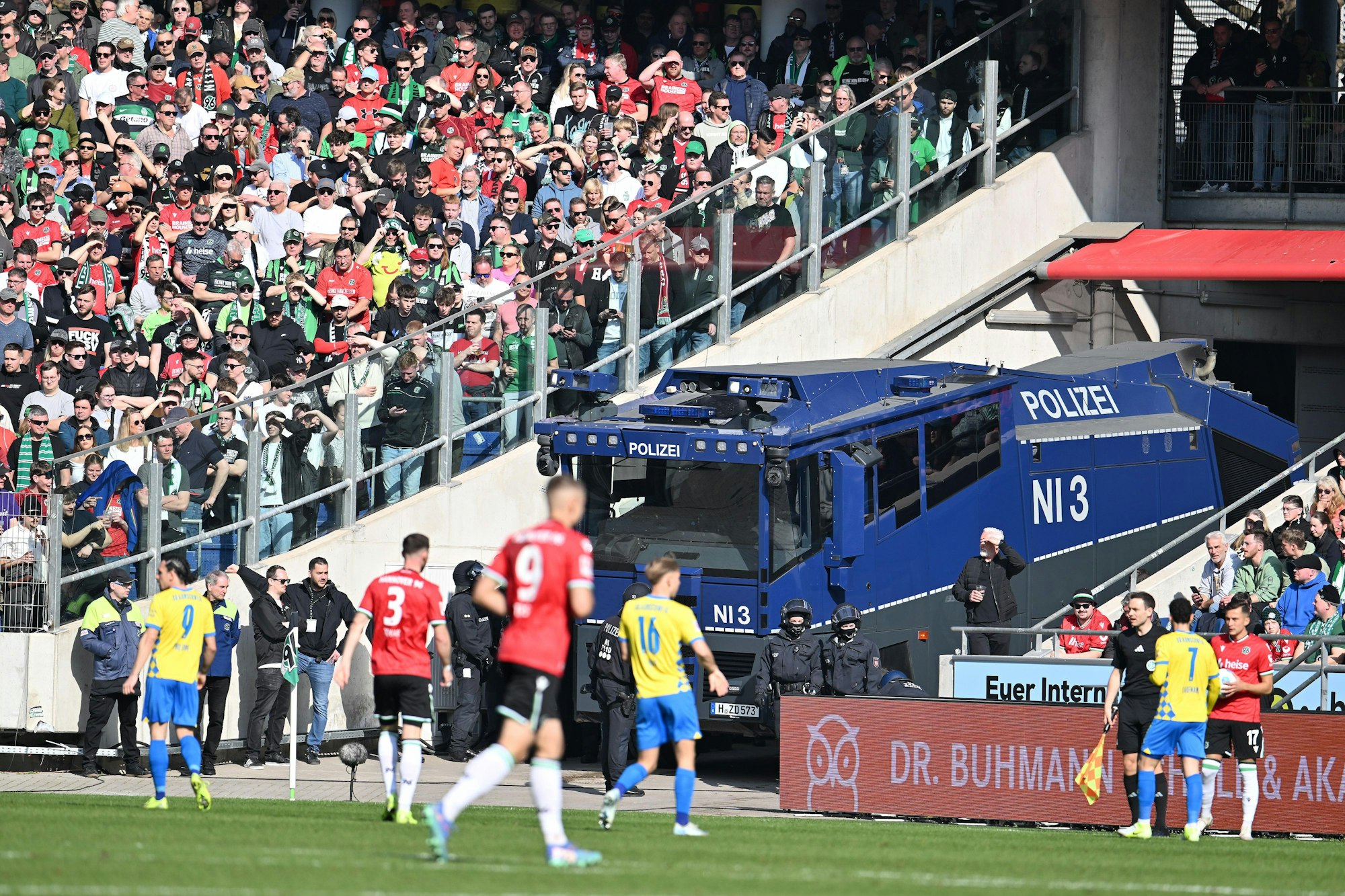 Ein Wasserwerfer steht beim Derby zwischen Hannover 96 und Eintracht Braunschweig in einem der Stadion-Eingänge.