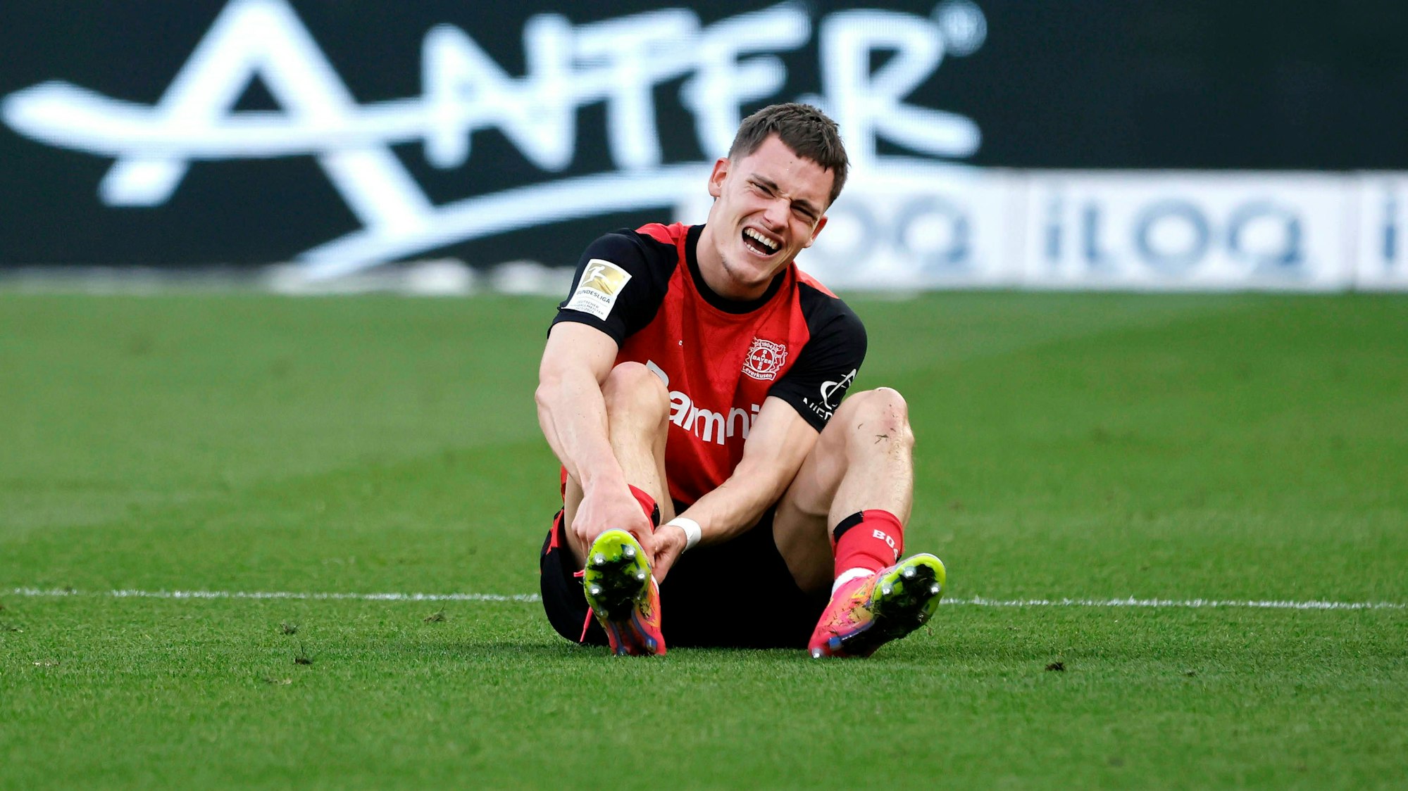 Florian Wirtz mit schmerzverzerrtem Blick auf dem Spielfeld.