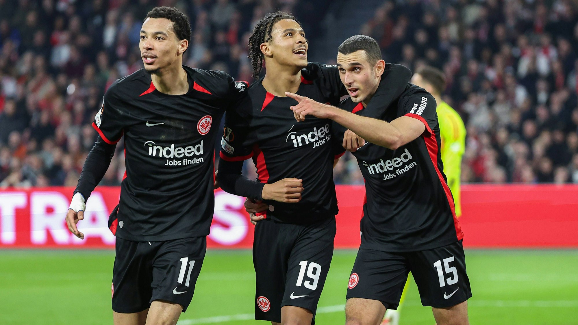 Ellyes Skhiri, Jean-Matteo Bahoya und Hugo Ekitiké jubeln gemeinsam.