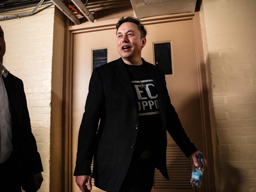 Elon Musk nach einem Treffen im Keller des Kapitols am 5. März. Musk erklärt: Bei Abschaltung von Starlink bricht die Ukraine zusammen.