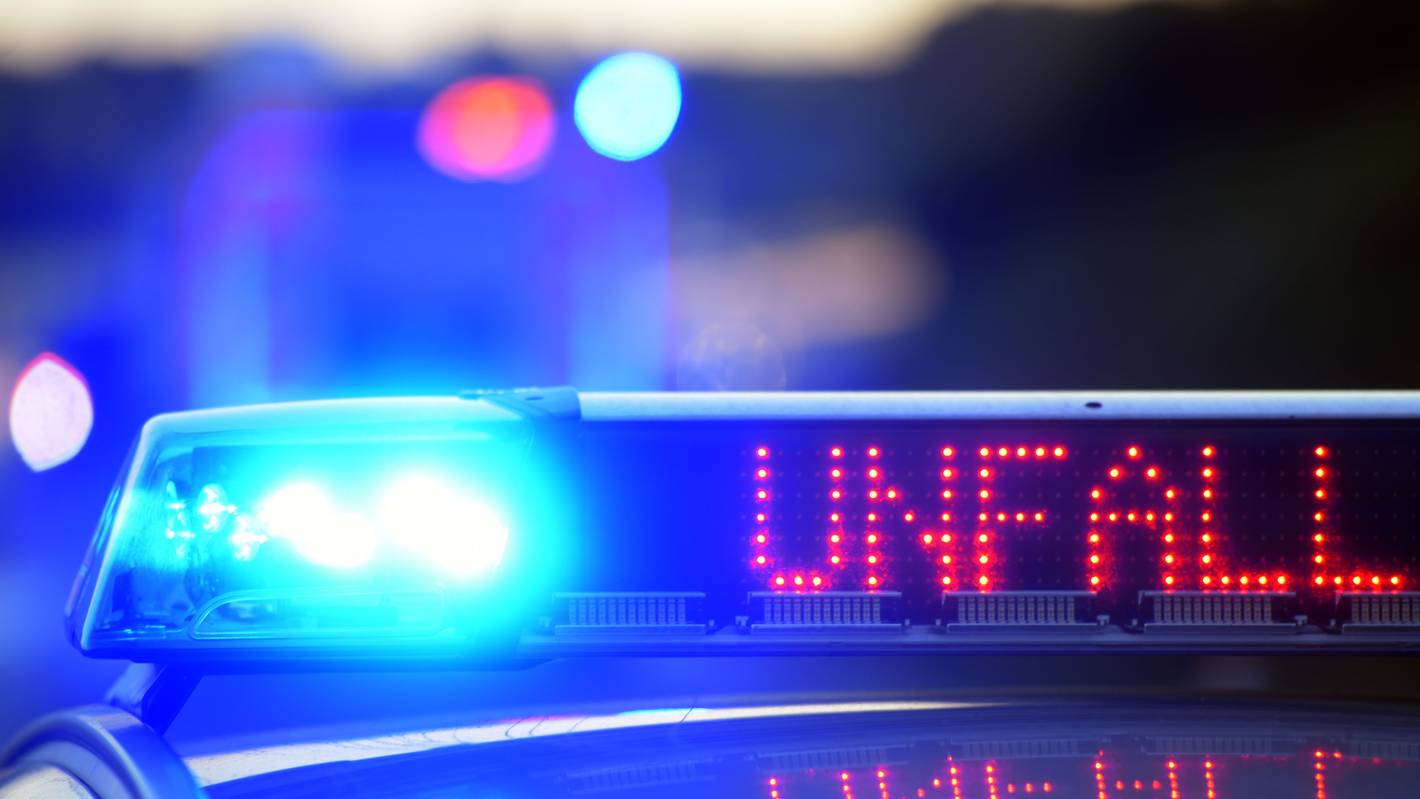 Ein Polizeifoto steht an einer Unfallstelle und zwischen den Sirenen ist das Wort Unfall zu sehen. (Symbolbild)