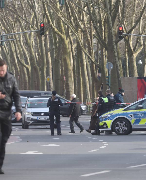 Polizei am Tatort nach Schüssen in Köln.