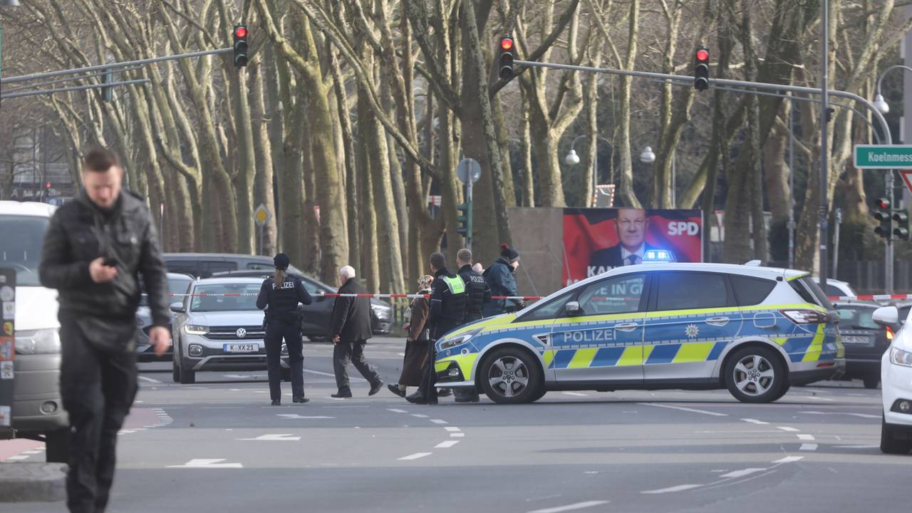 Polizei am Tatort nach Schüssen in Köln.