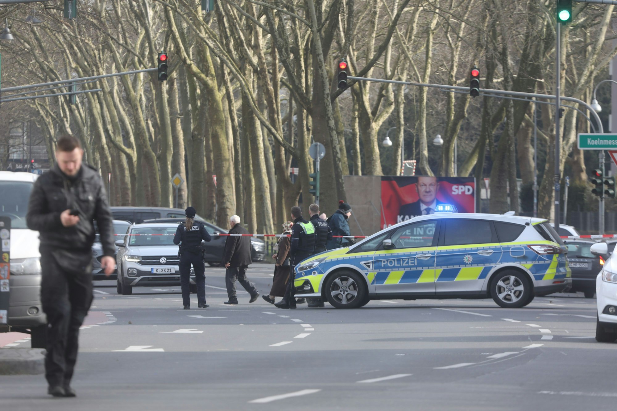 Polizei am Tatort nach Schüssen in Köln.