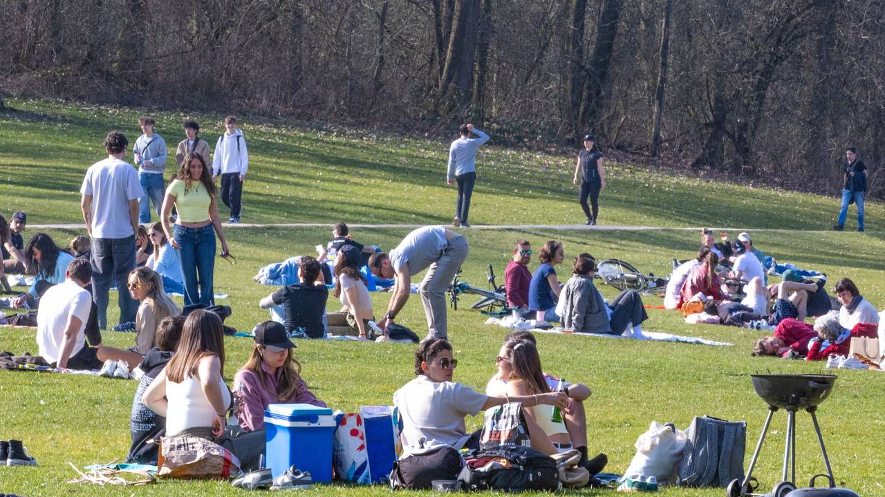 Menschen genießen das schöne Wetter am Aachener Weiher