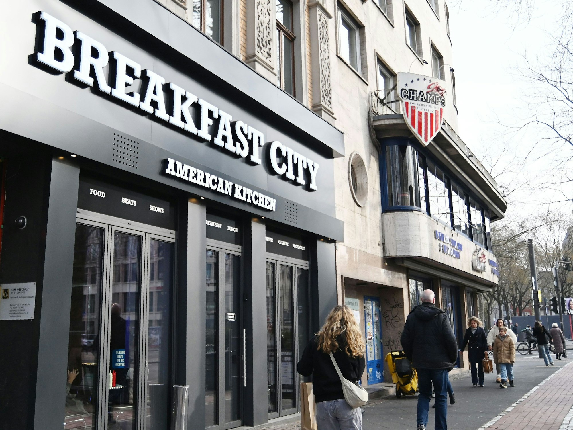 Direkt neben dem „Joe Champs“ hat „Breakfast City“ eröffnet – eine amerikanische Ecke am Rudolfplatz also.
