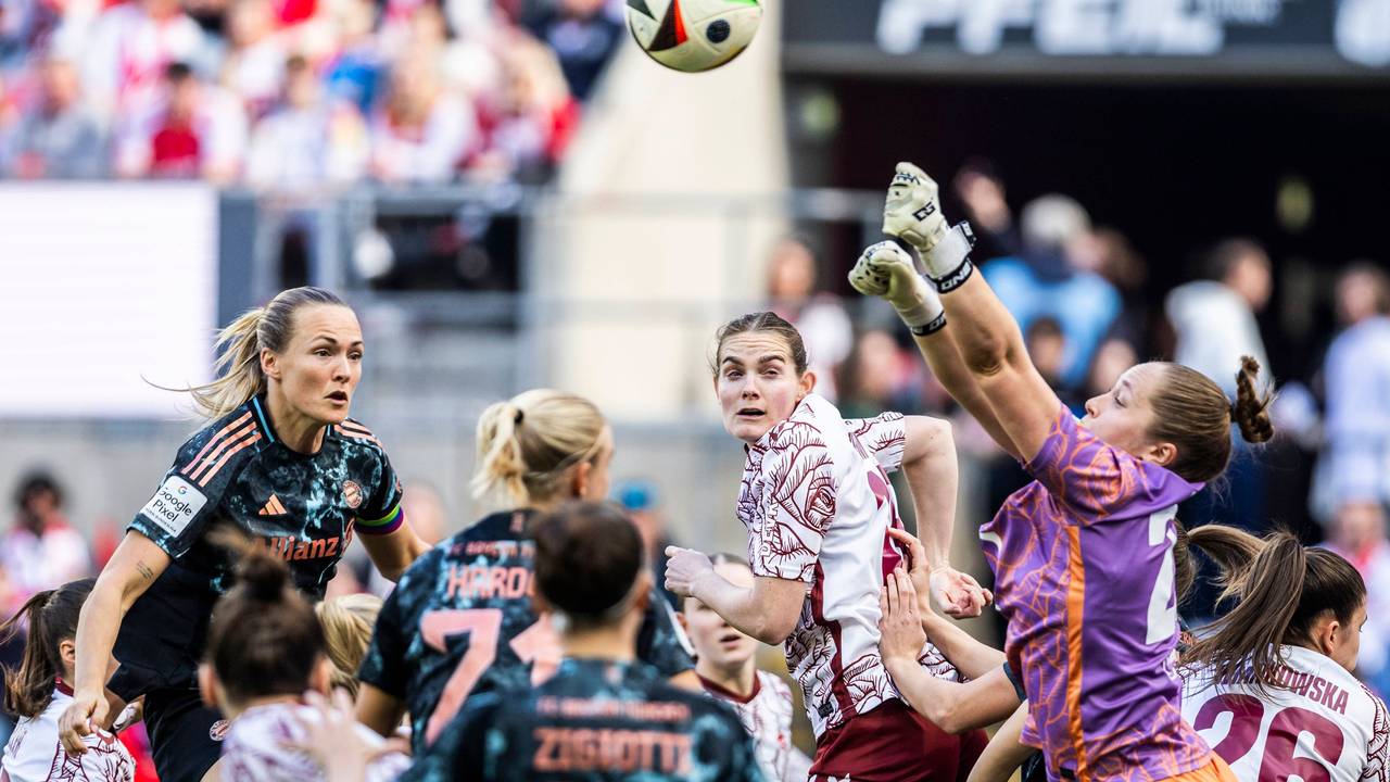 Rhein-Energie-Stadion: Kölns Keeperin Aurora Mikalsen faustet einen Ball gegen die Bayern aus der Gefahrenzone.