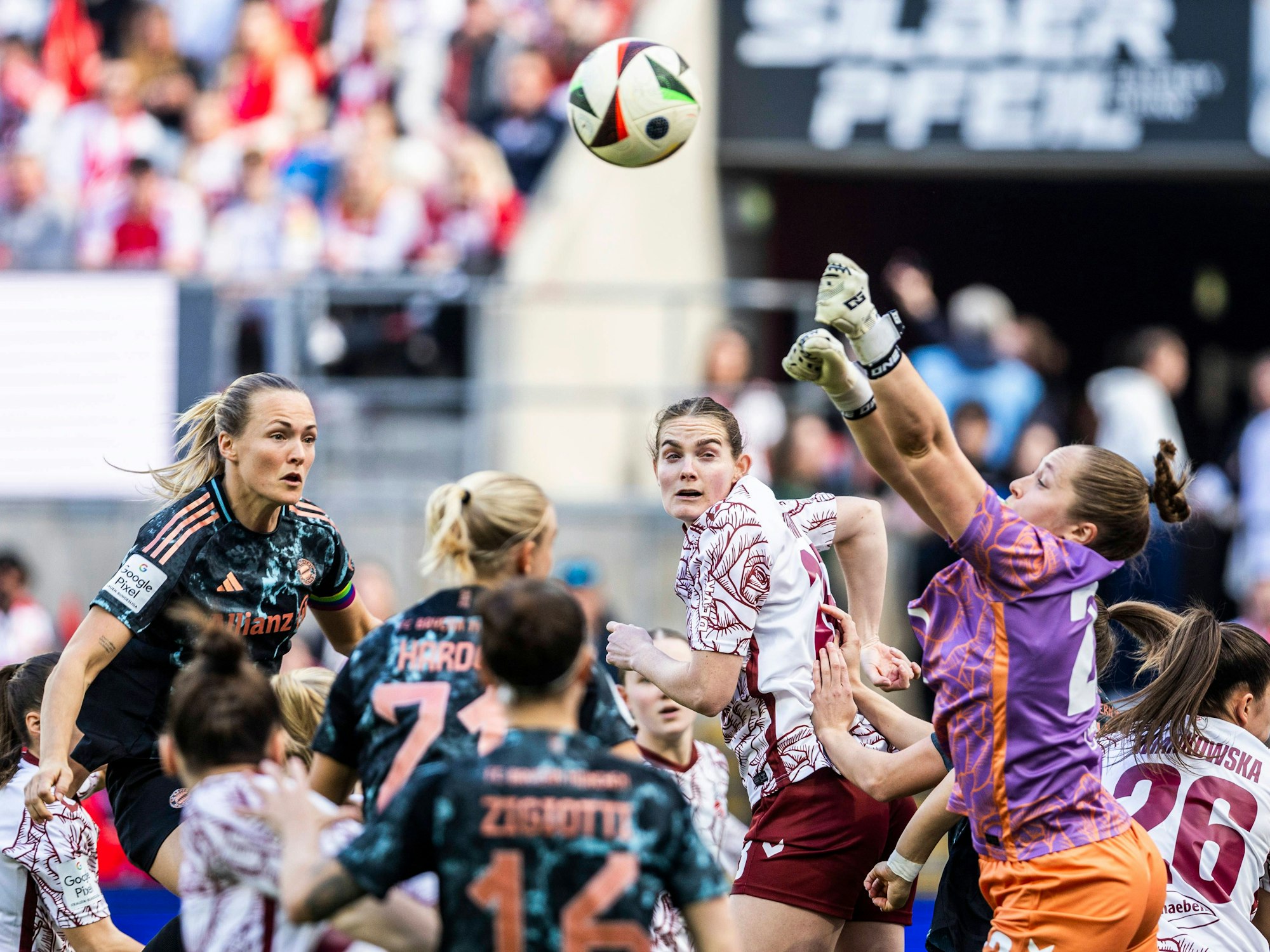 Rhein-Energie-Stadion: Kölns Keeperin Aurora Mikalsen faustet einen Ball gegen die Bayern aus der Gefahrenzone.