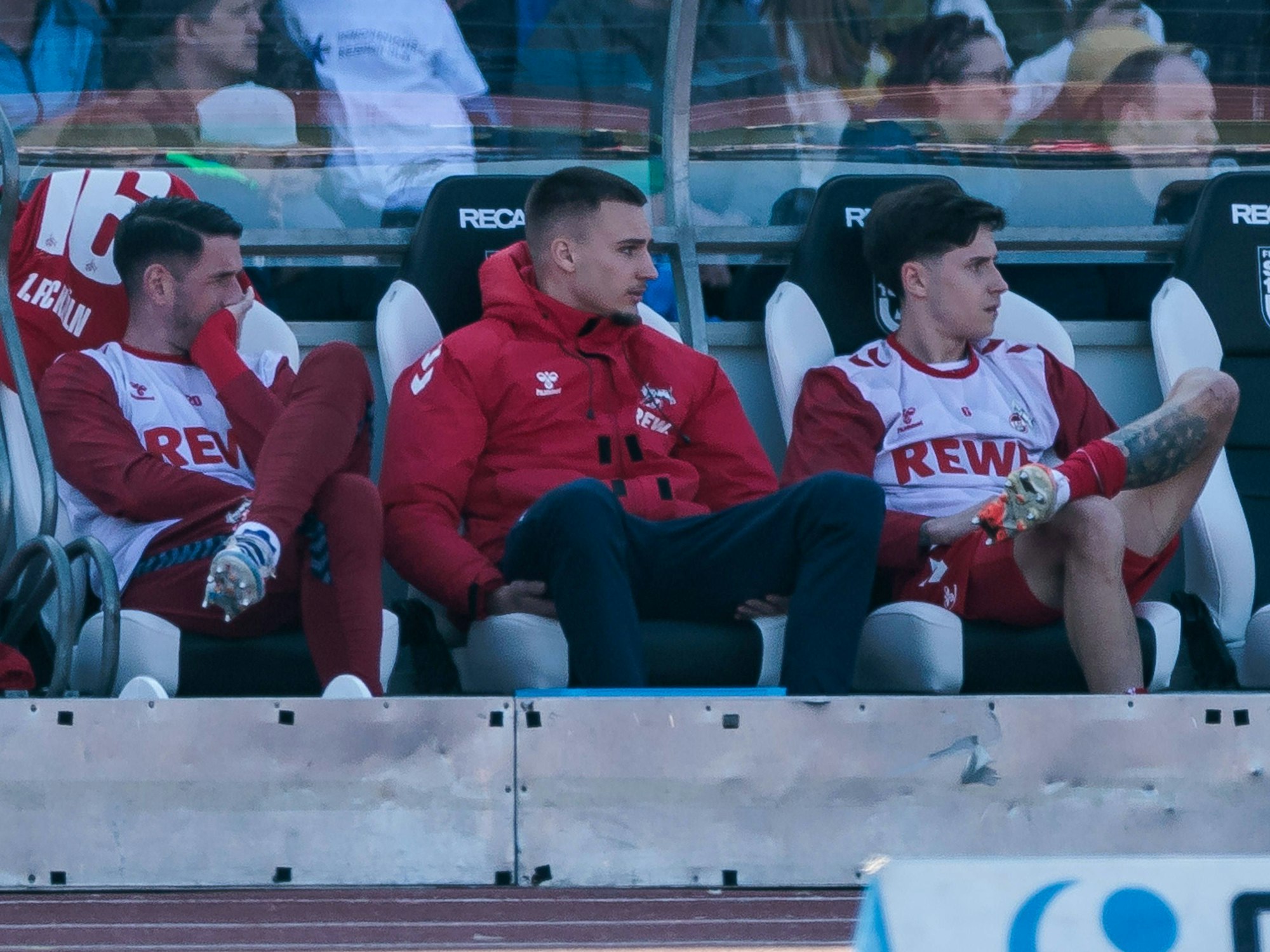 Tim Lemperle verfolgt das Spiel auf der Bank.