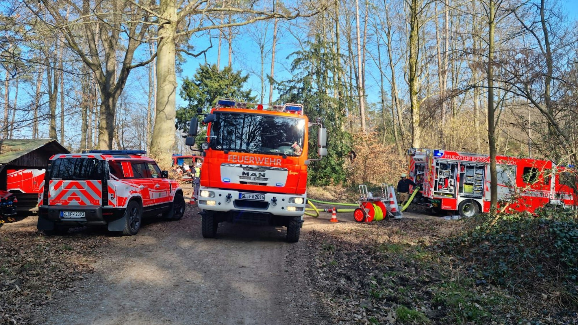 Einsatzfahrzeuge der Feuerwehr bei der Brandbekämpfung am Sonntag (9. März 2025) im Königsforst.