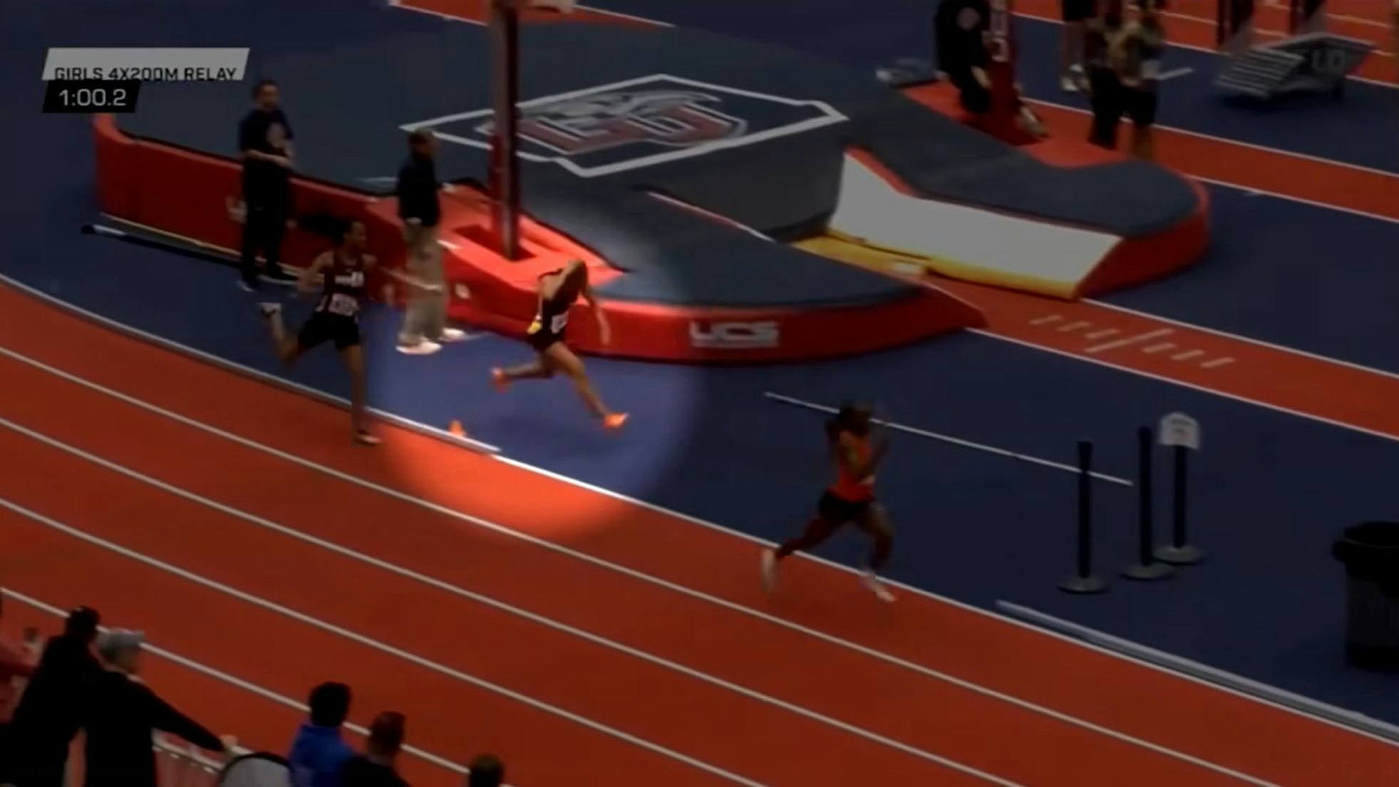 Diese Aufnahme zeigt die Attacke im Staffellauf über 4x200 Meter gegen Läuferin Kaelen Tucker.