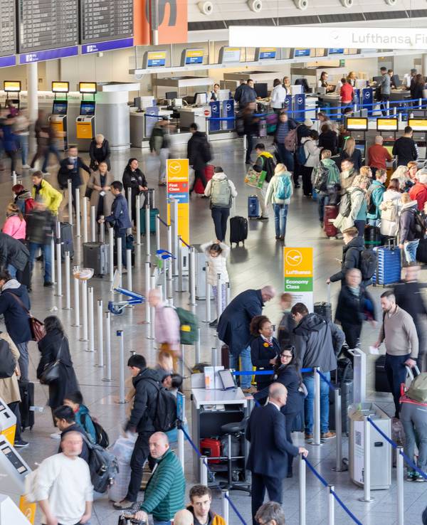 Ob Urlaubs- oder Geschäftsreise: Wer am Montag (10. März 2025) mit dem Flugzeug reisen will, muss sich auf erhebliche Beeinträchtigungen einstellen. Das Foto vom 8. März 2025 zeigt die Abflughalle des Frankfurter Flughafens.