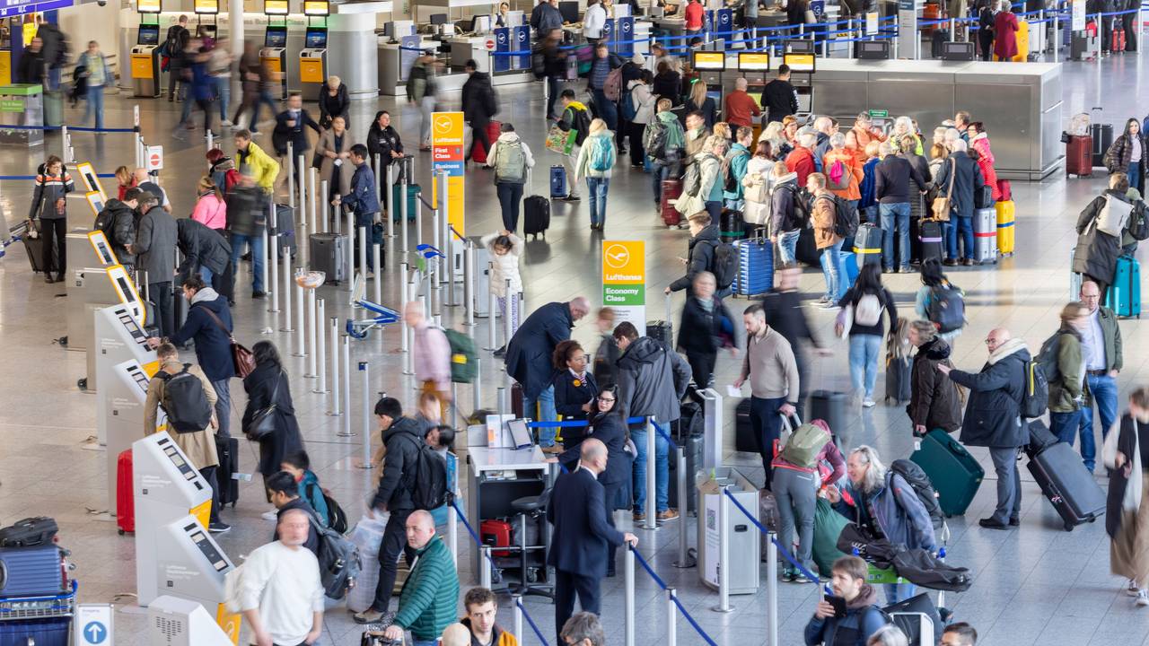 Ob Urlaubs- oder Geschäftsreise: Wer am Montag (10. März 2025) mit dem Flugzeug reisen will, muss sich auf erhebliche Beeinträchtigungen einstellen. Das Foto vom 8. März 2025 zeigt die Abflughalle des Frankfurter Flughafens.