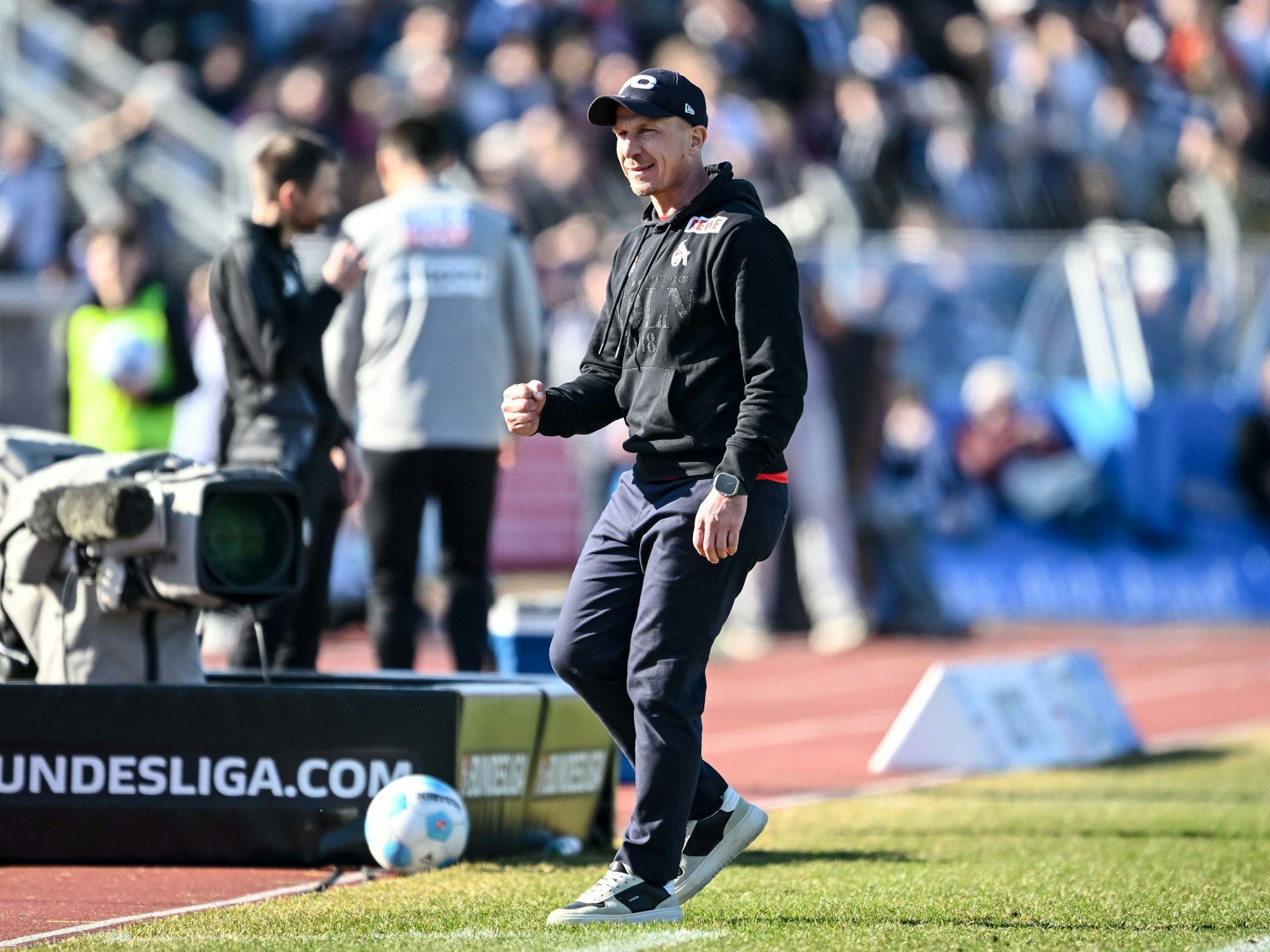 Gerhard Struber ballt die Faust nach dem Sieg gegen Ulm.