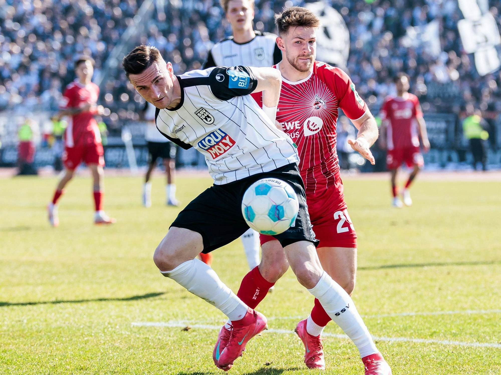 Jan Thielmann im Zweikampf mit Niklas Kolbe.