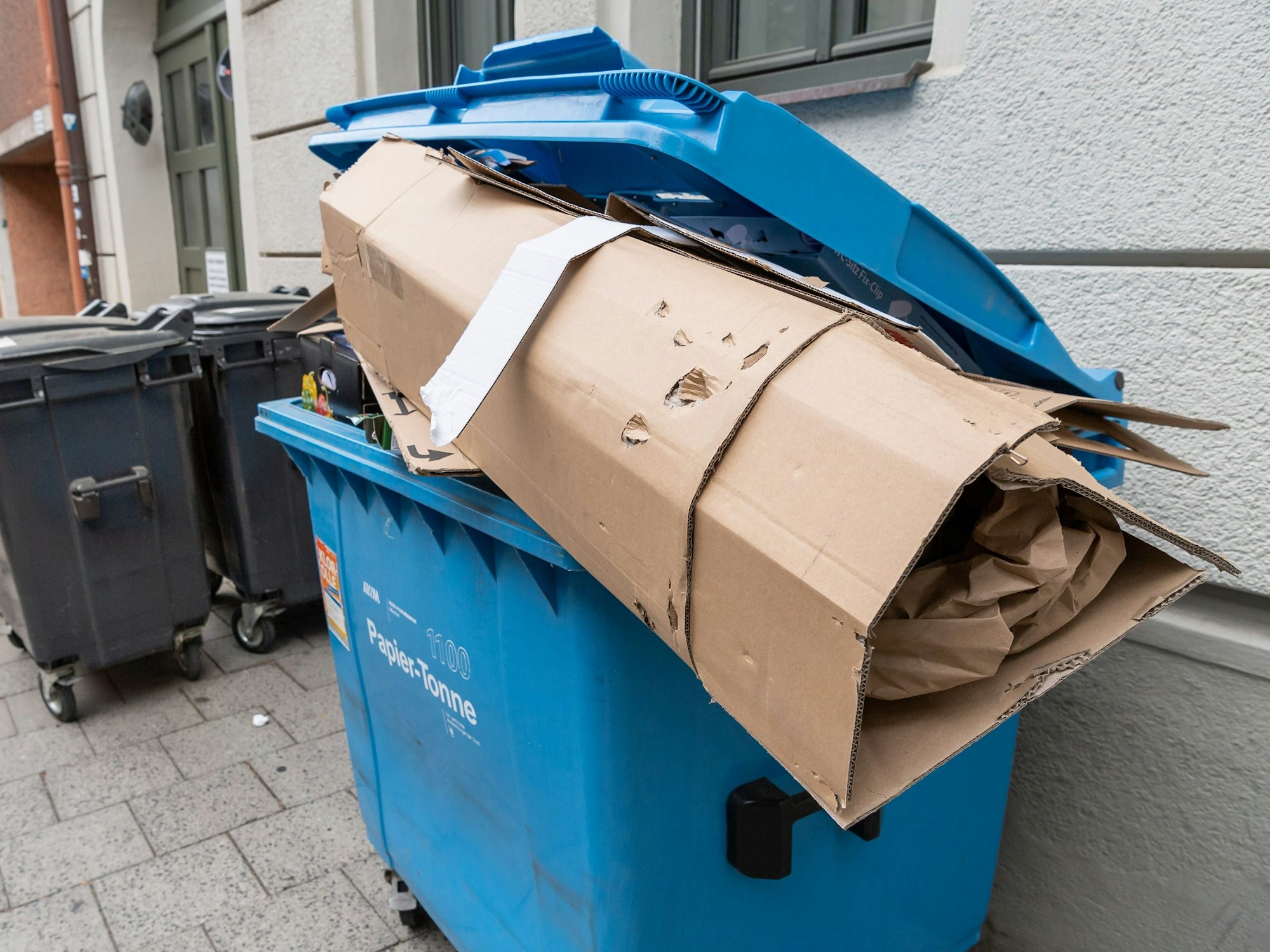 Beim Entladen eines Müllcontainers kam ein Mann in Berlin ums Leben. Das undatierte Symbolfoto steht nicht im direkten Zusammenhang mit dem Unfall.