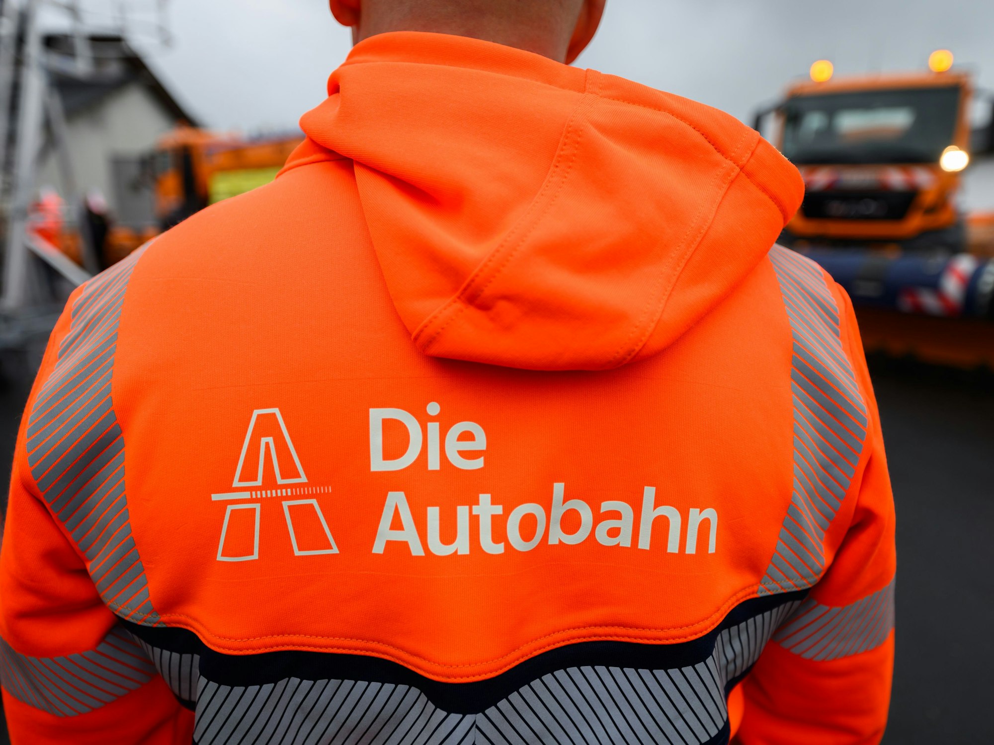 Ein Mitarbeiter der Autobahnmeisterei (Symbolbild): Während Arbeiter auf der Autobahn beschäftigt sind, kommt es zum Albtraumszenario auf der A9.