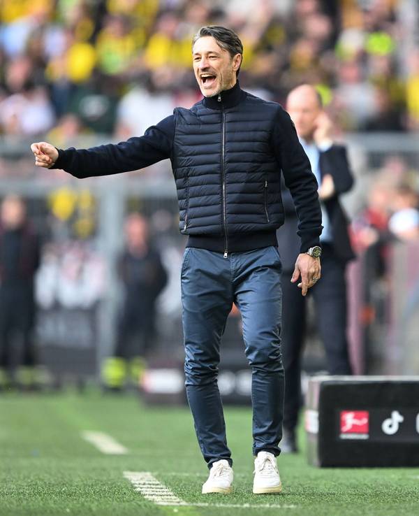 Nico Kovac brüllt von der Seitenlinie etwas rein.