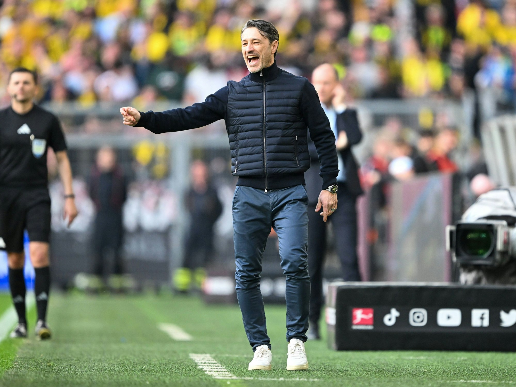 Nico Kovac brüllt von der Seitenlinie etwas rein.